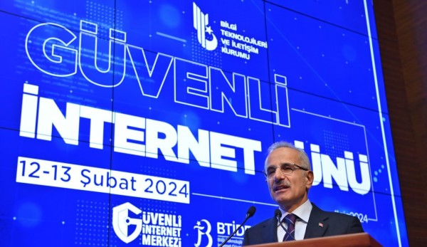 Güvenli İnternet Günü'nde Bakan Uraloğlu'ndan Ailelere Çağrı: Çocuklarınızı İnternette Yalnız Bırakmayın
