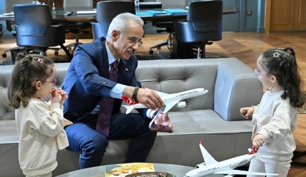 Uçak Görünce Mutlu Olan Erva ve Zümra Hayallerine Kavuştu