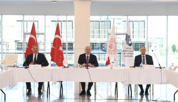 Ulaştırma ve Altyapı Bakanı Karaismailoğlu, Haberleşme Sektör Temsilcileriyle Bir Araya Geldi