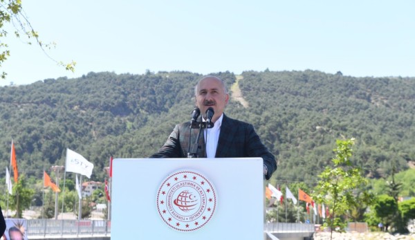 Ulaştırma ve Altyapı Bakanı Karaismailoğlu: Taşova Sanayi Mahallesi Köprüsü İle Ulaşım Standardını Yükseltiyoruz